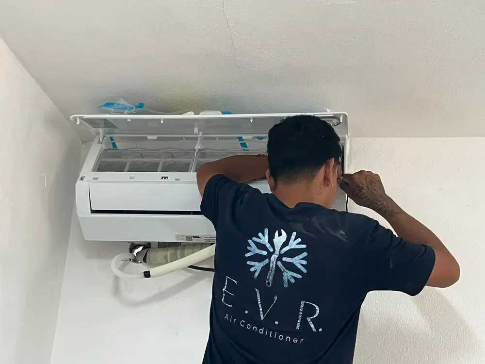 Técnico de EVR Air Conditioner realizando diagnóstico y reparación de equipo