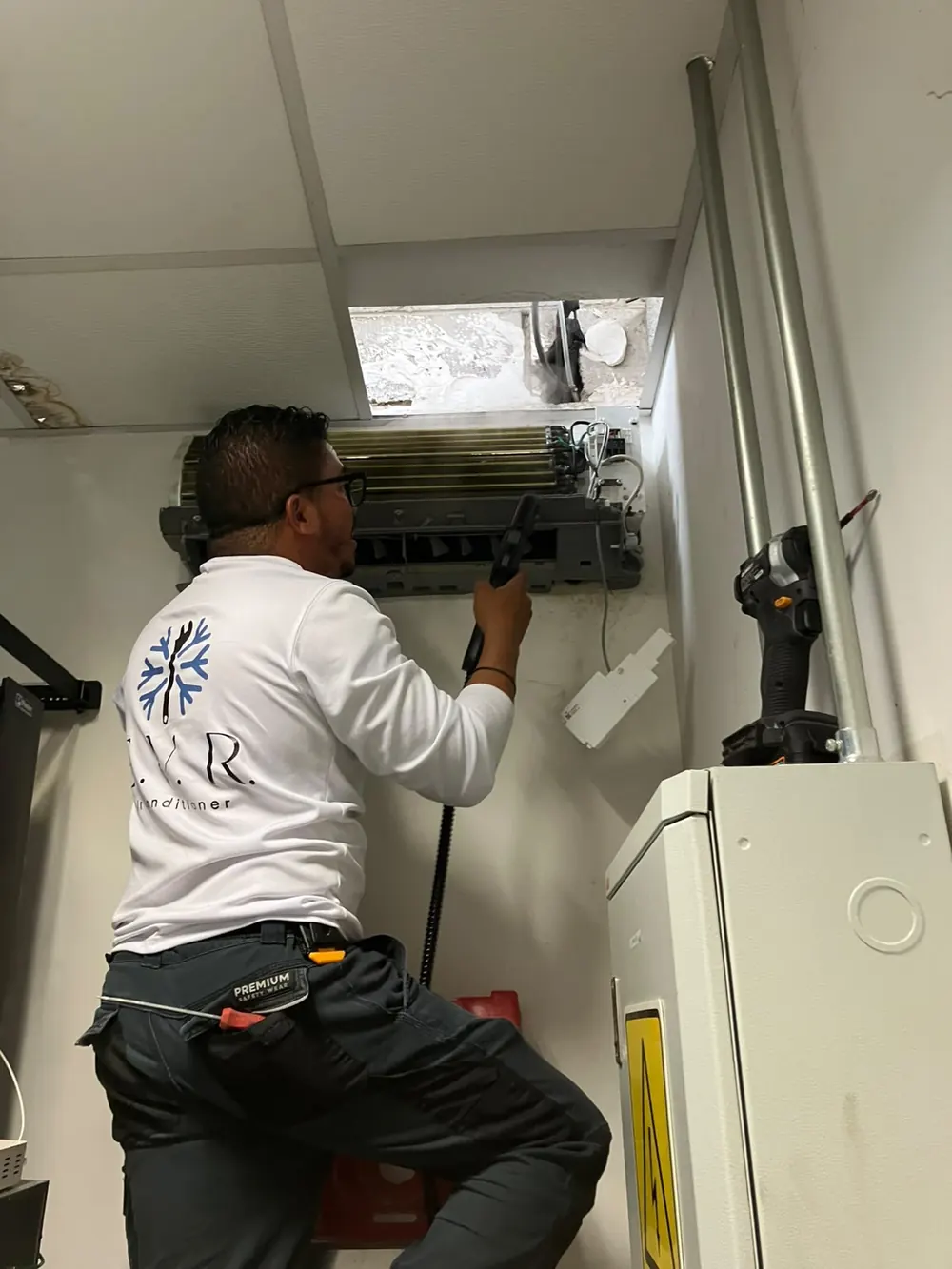 Juan Ulises Landeros Villanueva, técnico especialista en aire acondicionado