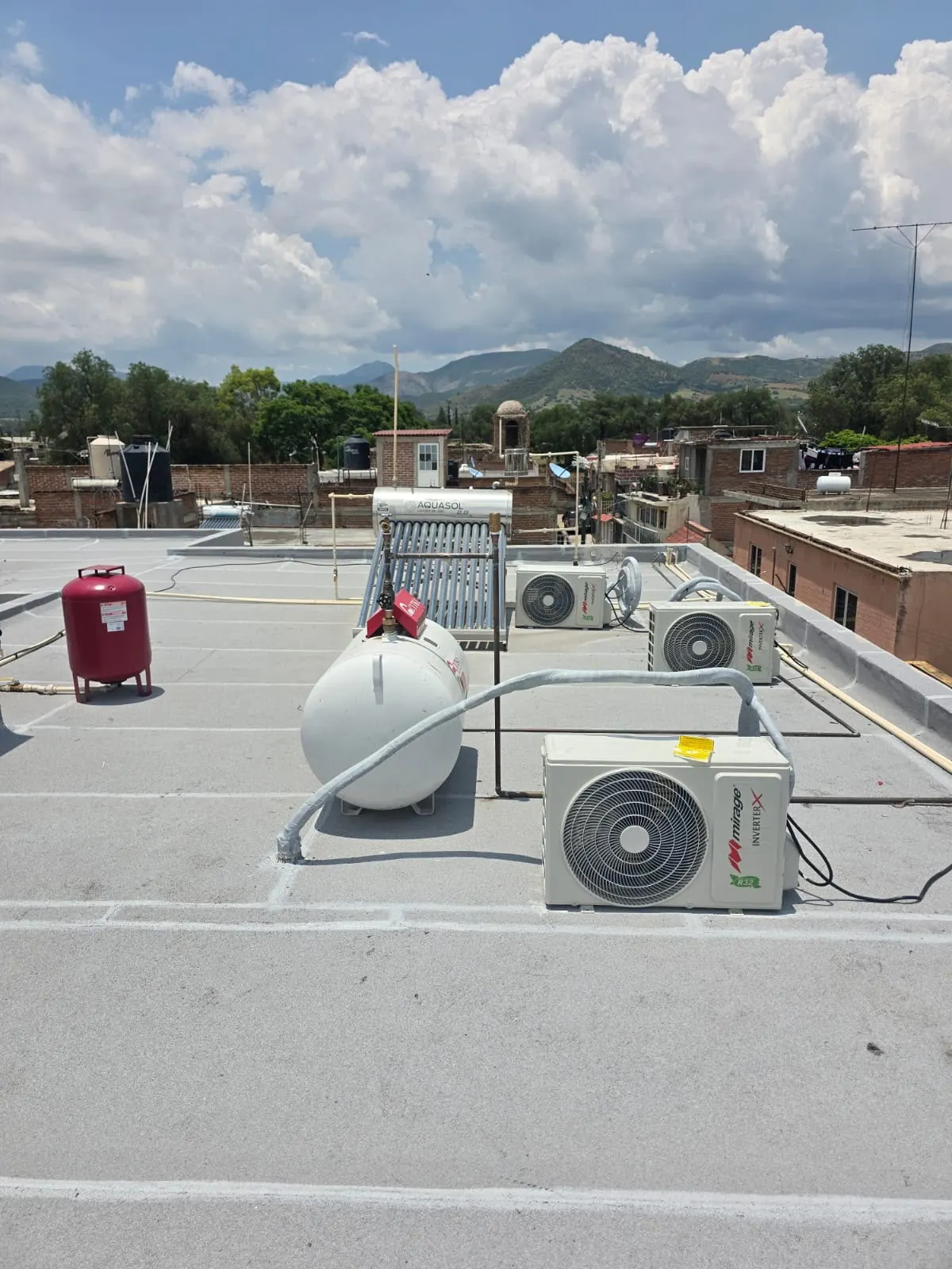 Instalación de condensadoras en azotea para proyecto comercial de EVR Air Conditioner
