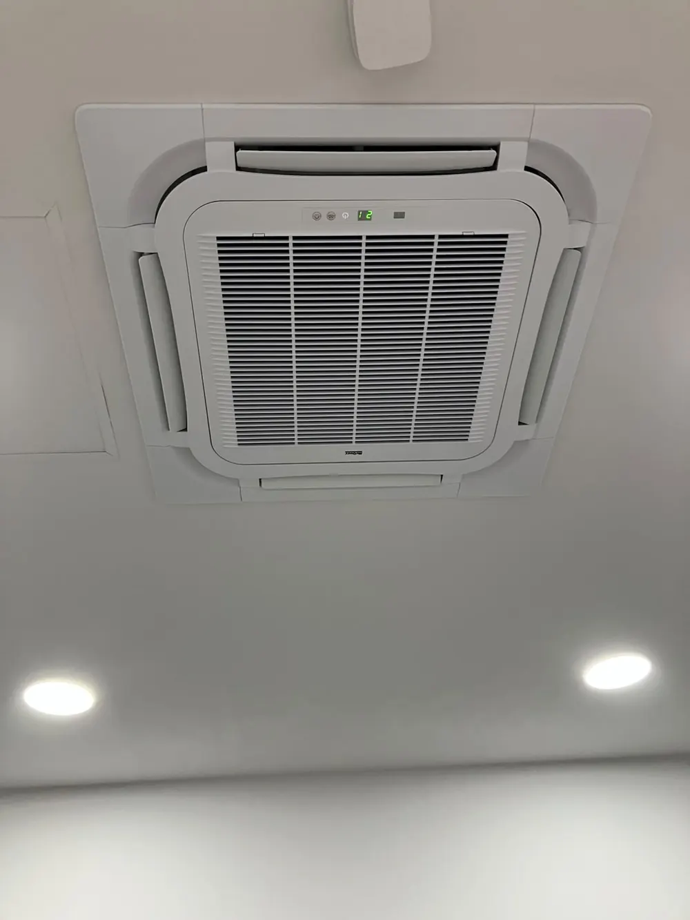 Instalación de equipo tipo cassette completada por EVR Air Conditioner
