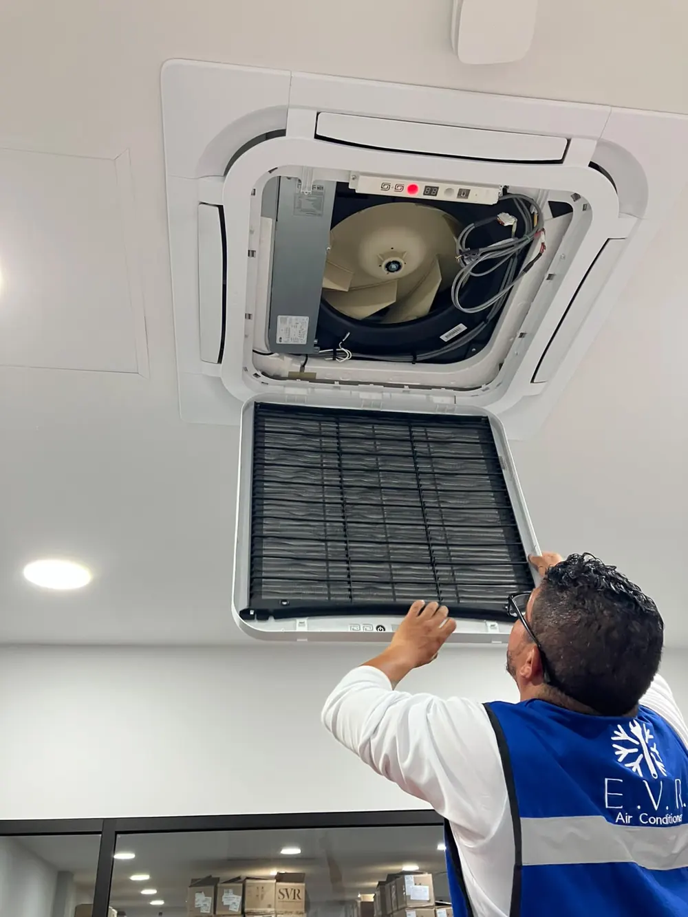 Alan Ulises Landeros González, técnico especialista en aire acondicionado