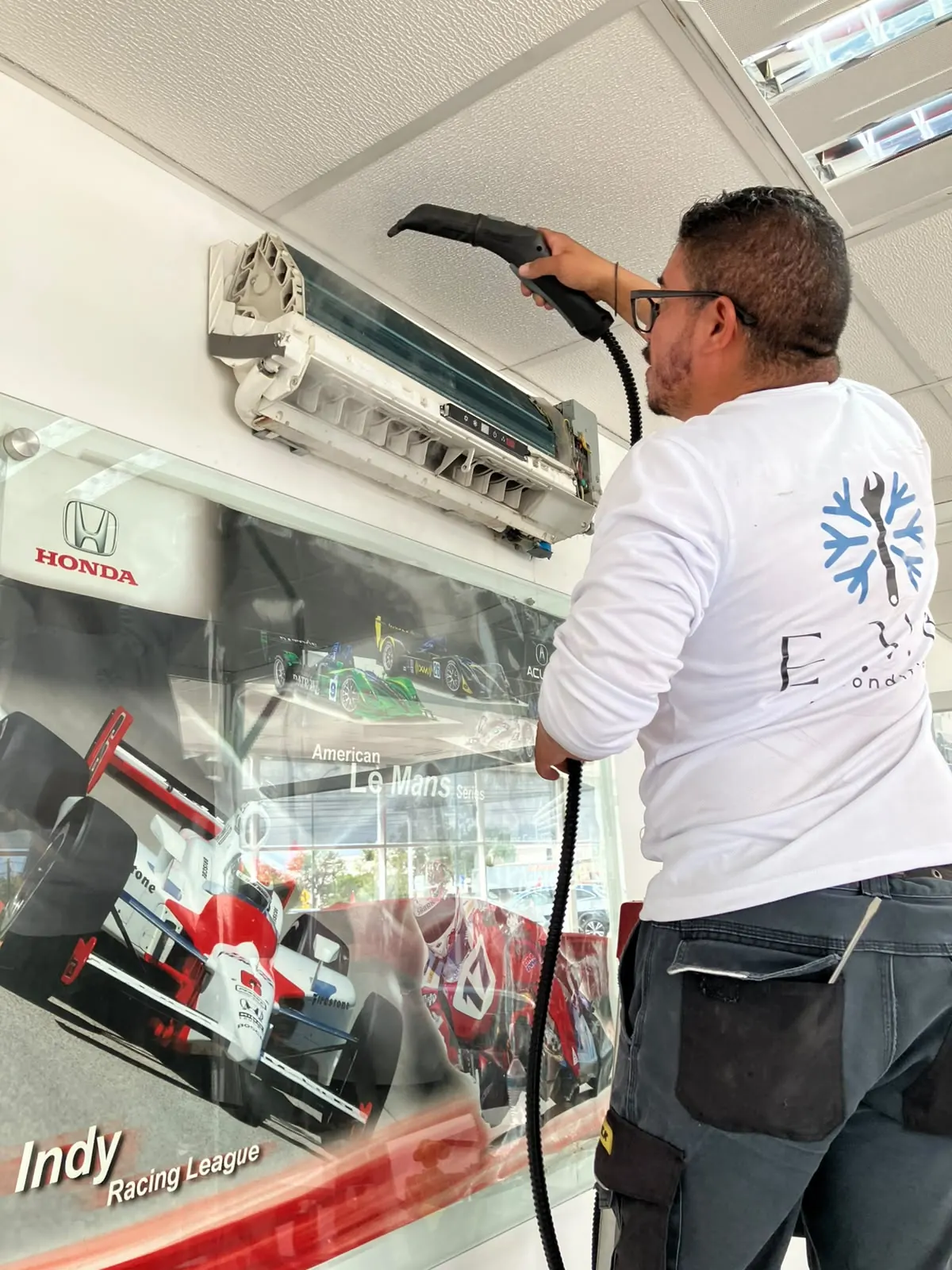 Mantenimiento de aire acondicionado en showroom de agencia Honda