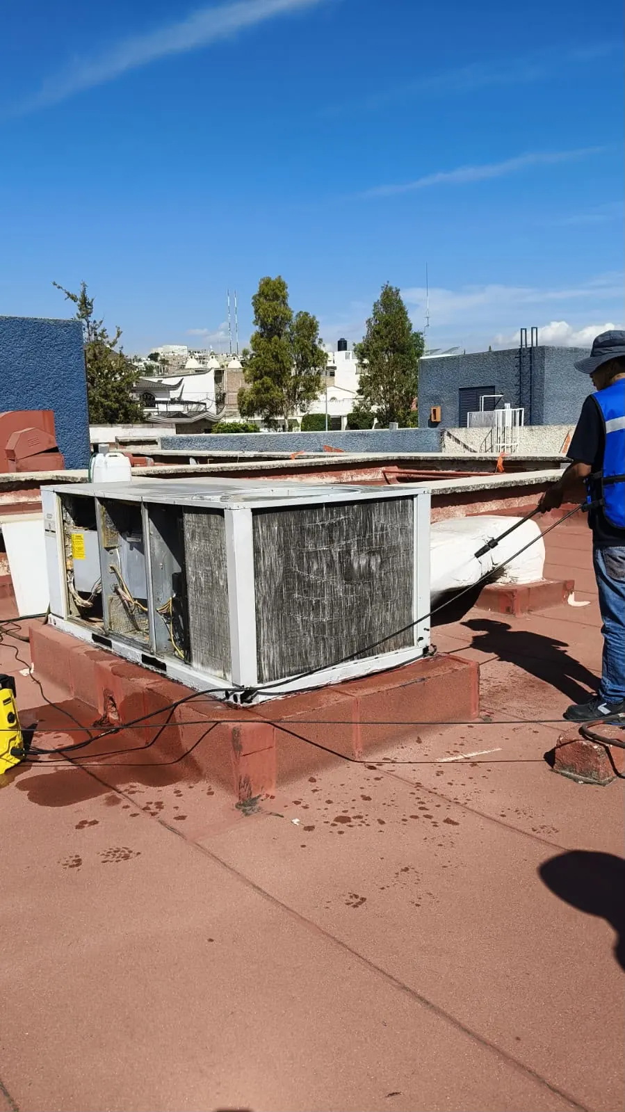 Servicio de mantenimiento a unidad tipo paquete en azotea