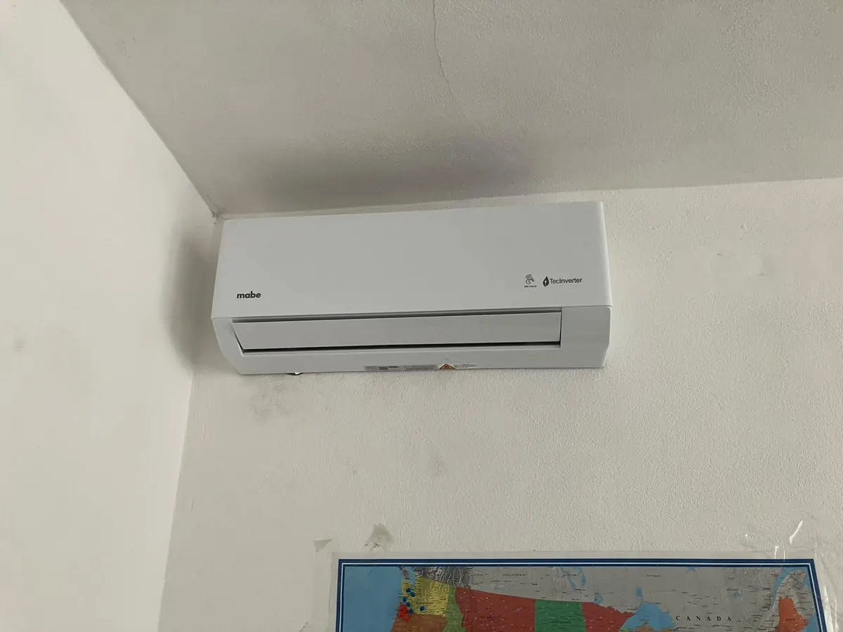 Instalación residencial de aire acondicionado terminada